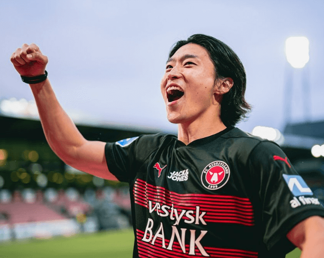 조규성 선수가 경기장에서 기뻐하는 장면