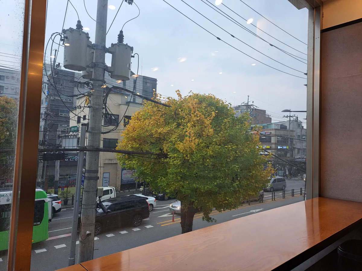 신대방삼거리-맘스터치-창가-풍경