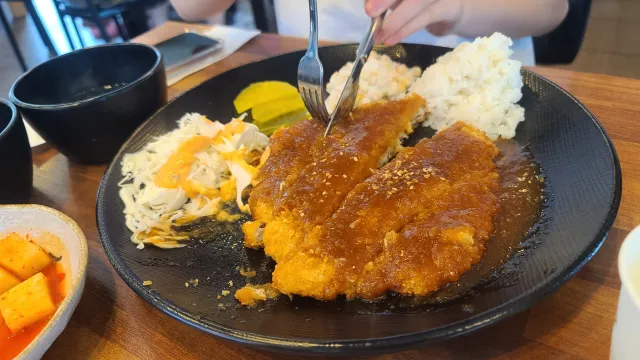 대왕칼국수가야밀면에서 주문한 돈가스 컷팅