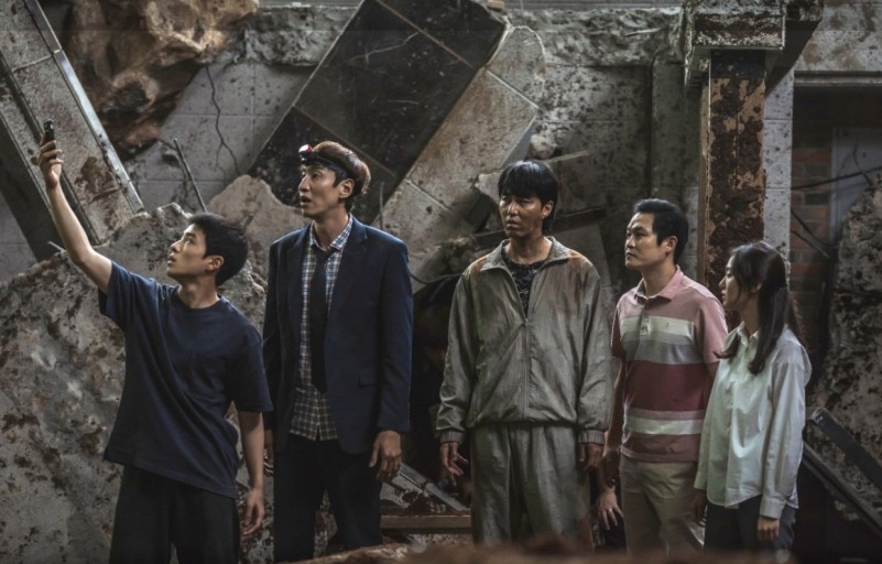 싱크홀 배우들이 휴대폰을 보며 와이파이 잡히길 바라는 모습