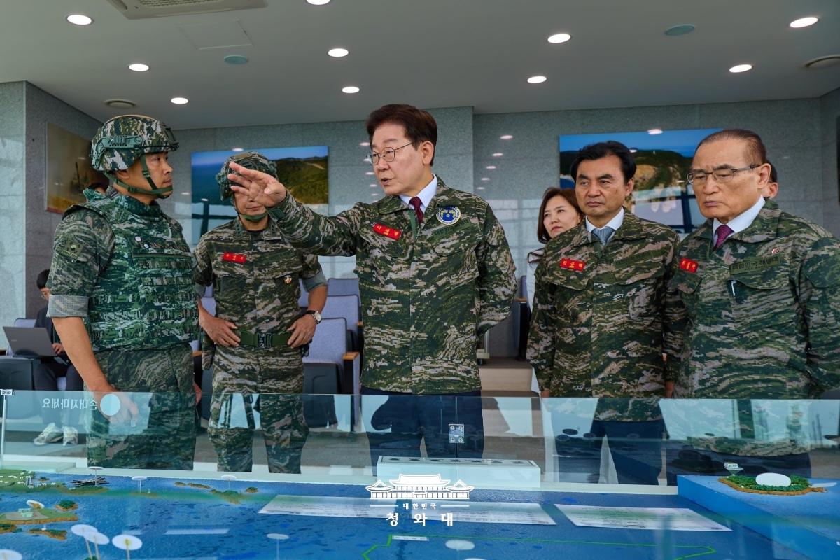 이재명 대통령이 24일 최접적 인천 옹진군 해병대 연평부대를 찾아 평화전망대에서 연평부대장으로부터 서북 도서 경계와 방어 임무에 대해 보고를 받고 있다. [사진출처=청와대]