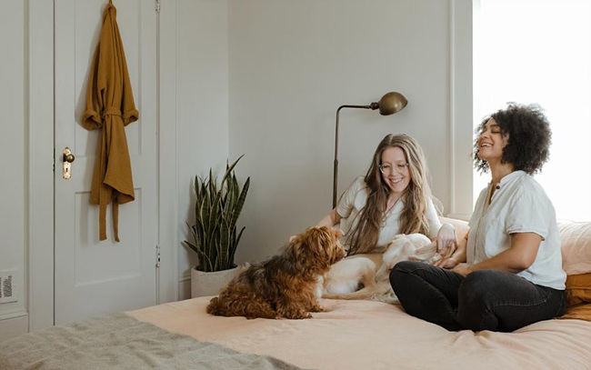 반려동물 강아지와 함께있는 가족 사진