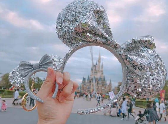 큰 머리띠와 작은 머리띠를 잡고 있는 손