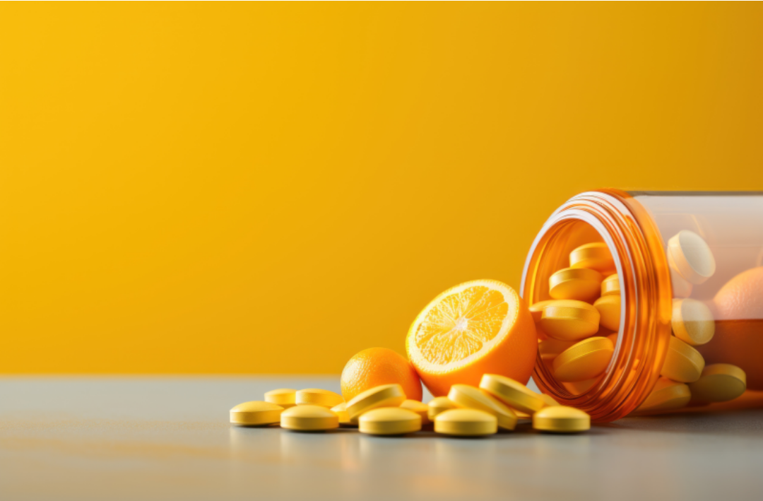 노란색 영양제가 쏟아져 있다.