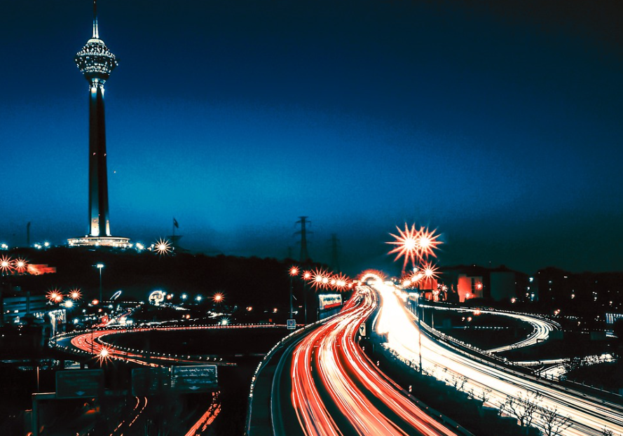 도로 위의 야경 사진