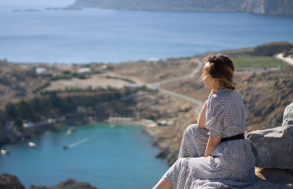 정상에서 바다를 바라보는 여성사진