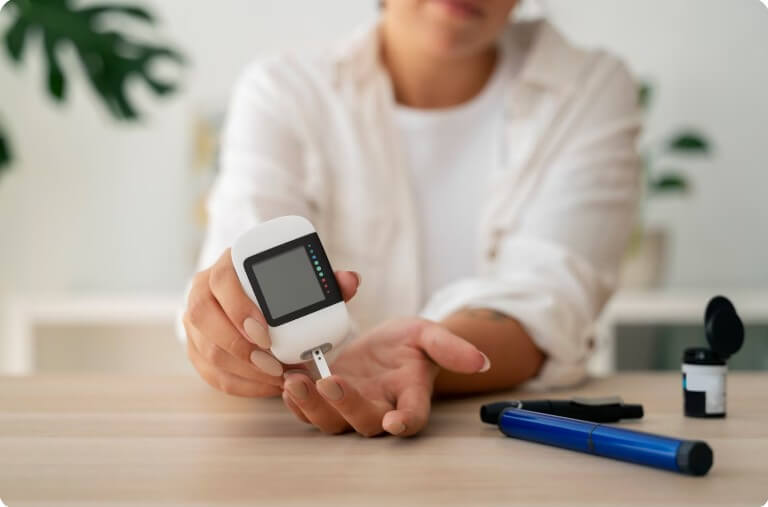 혈당을 재기 위해 채혈을 하는 모습