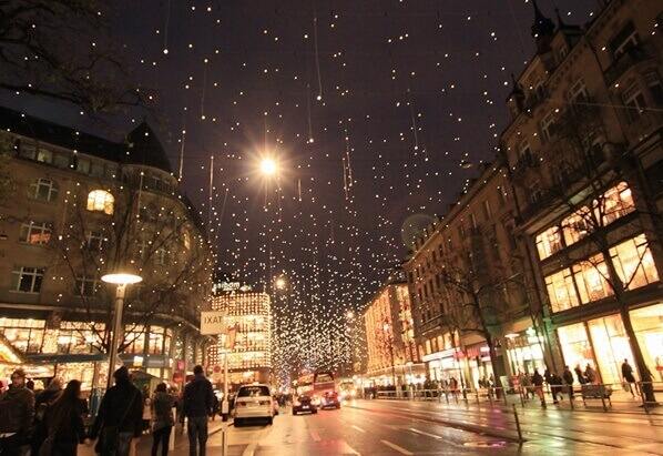 크리스마스-전등으로-장식된-거리