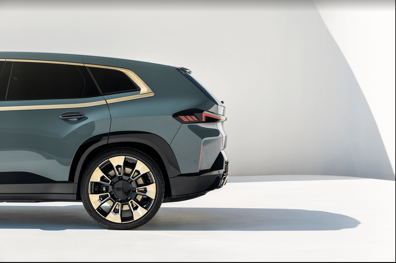 BMW-XM은-1,755mm의-높이와-5,100mm의-전장(길이)를 가진-초대형 슈퍼 SUV이다.