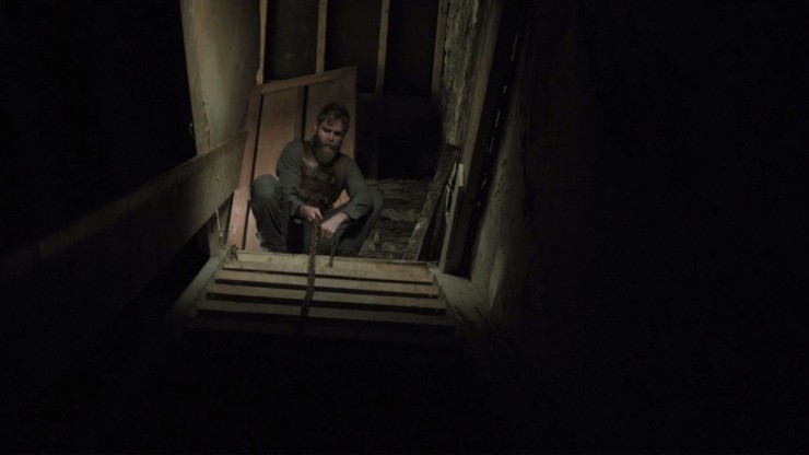 쇠사슬을 계단에 떨구는 모습