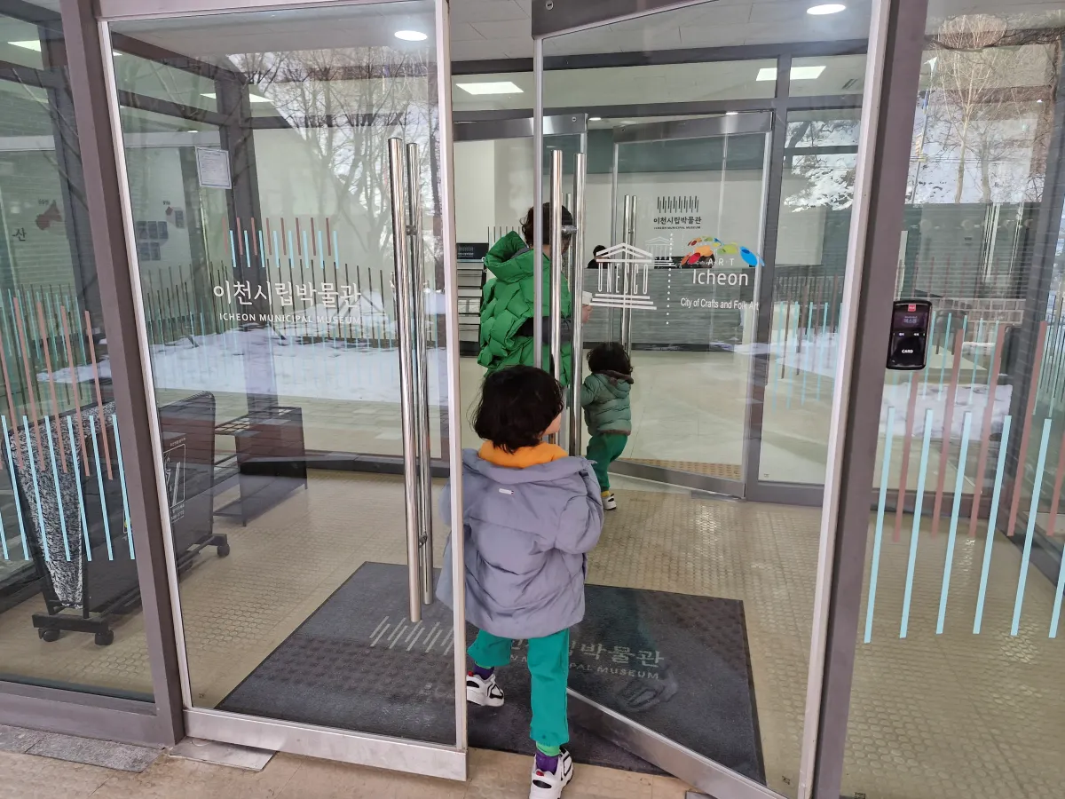 출입문을-열고-들어가는-남자아이