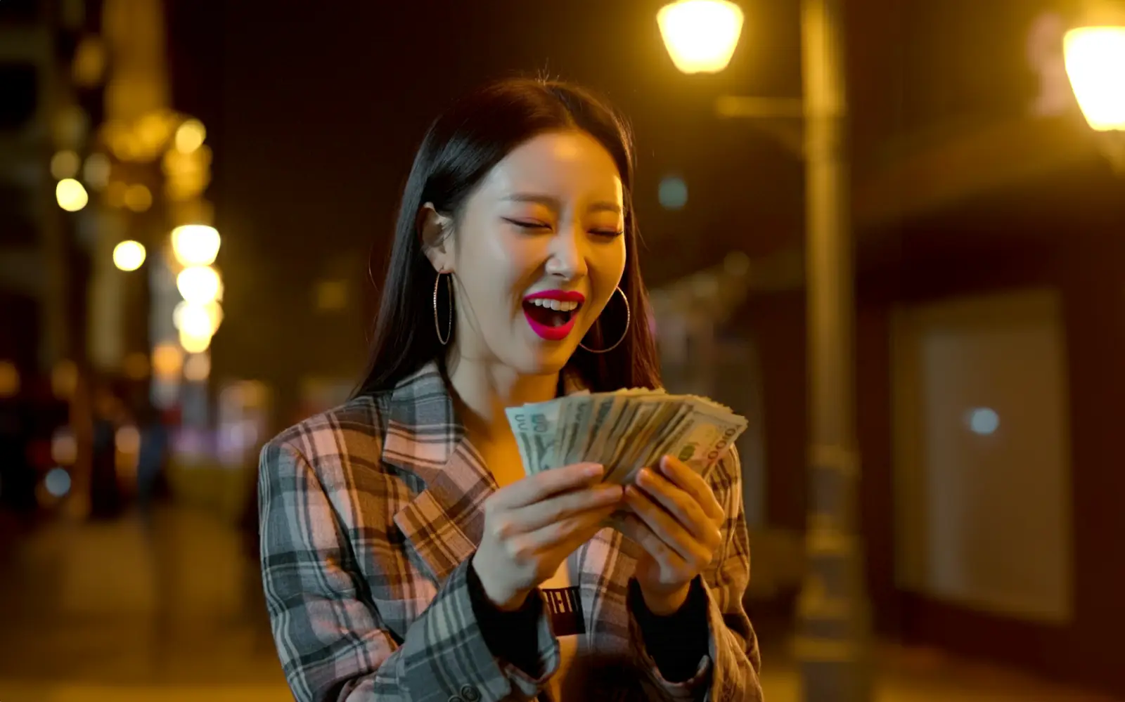 많은 수익을 기뻐하는 여성