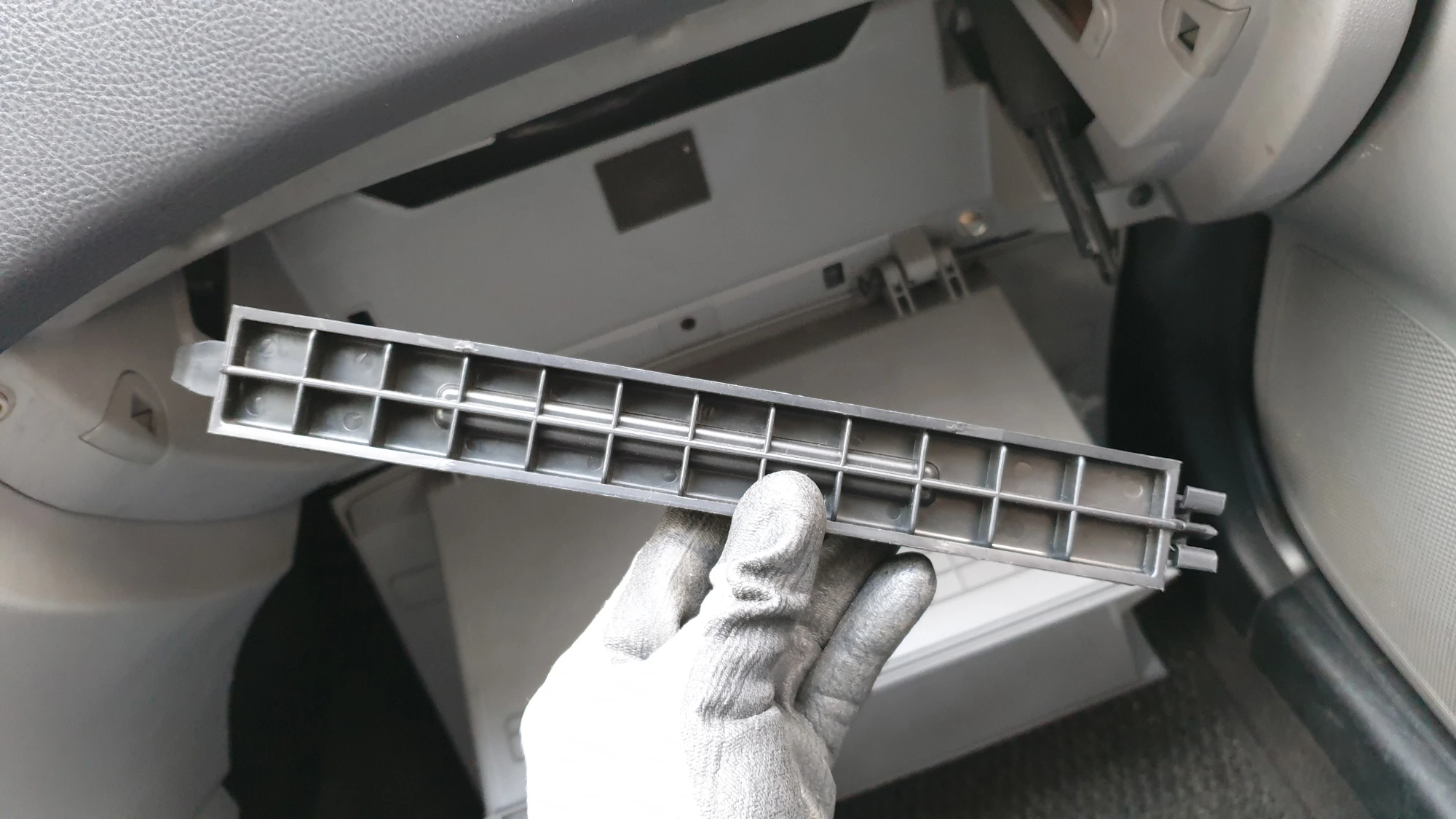 에어컨필터 덮개 열린 모습