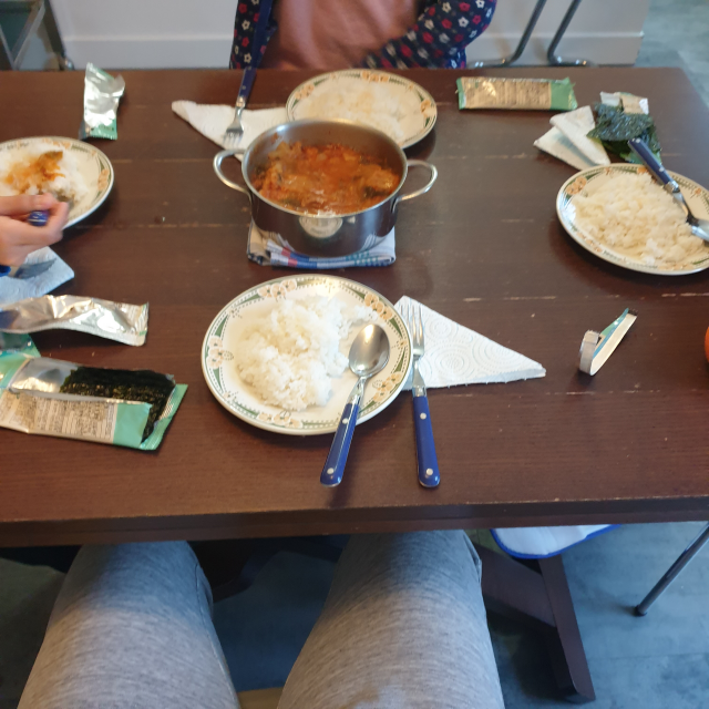 프랑스 여행 첫날 저녁 식사 - 김치찌개와 흰 쌀밥