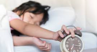 주말 늦잠이 노화를 부른다? 생체 리듬을 망가뜨리는 &lsquo;사회적 시차&rsquo;의 진실