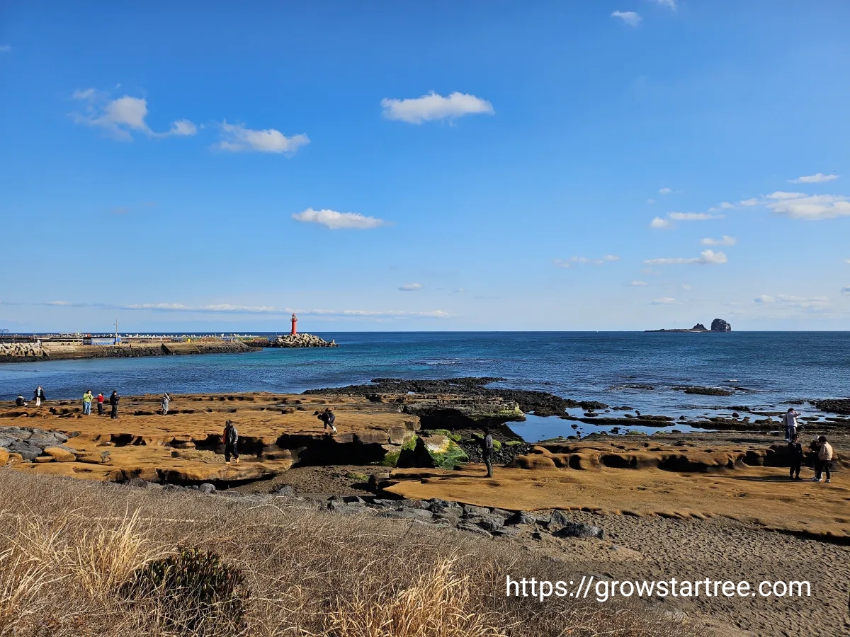 사계해변 등대와 화산석