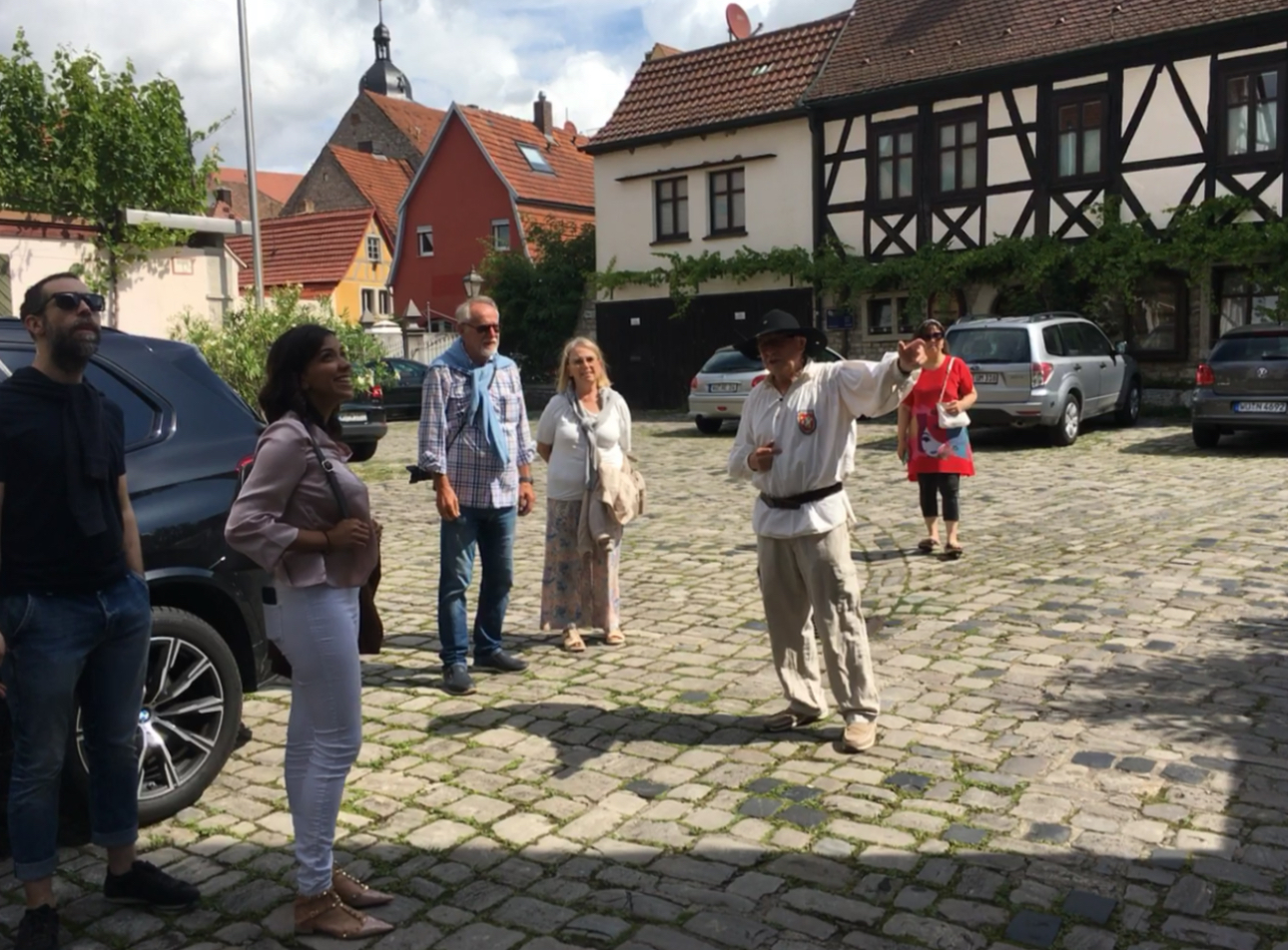 마을 광장에서 설명해주는 씨기