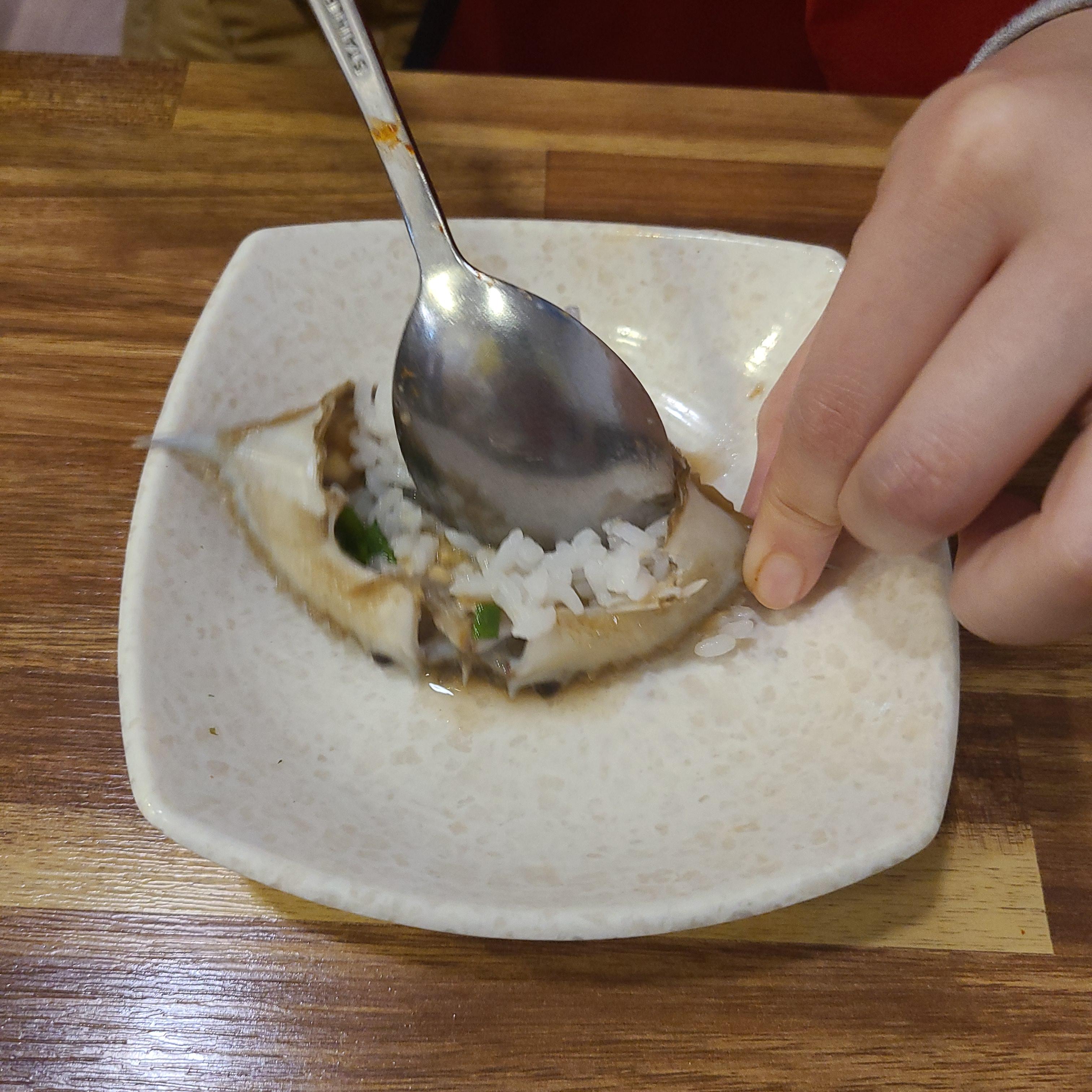 How do you eat soy sauce marinated crab shell?1
