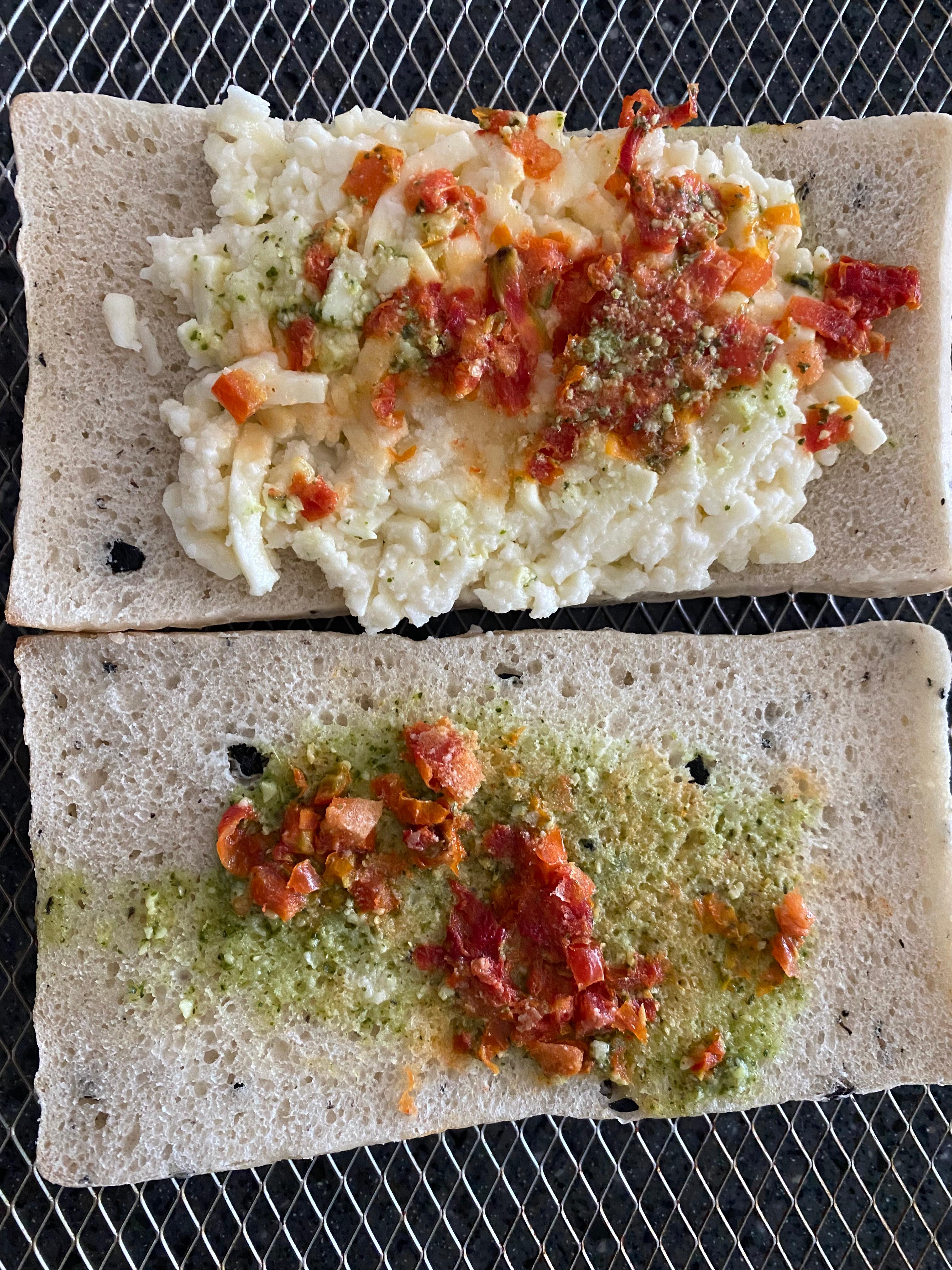 바질토마토치즈 치아바타 빵 펼쳐본 사진