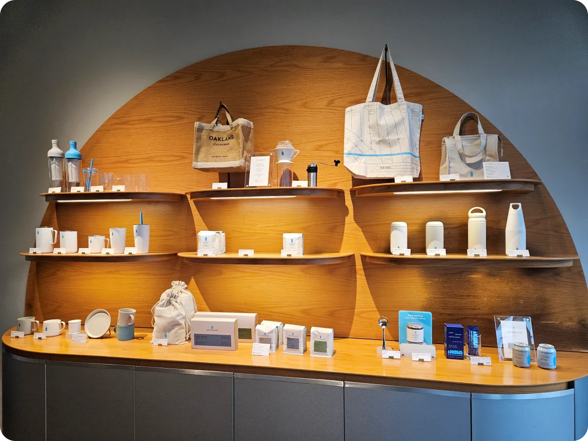 블루보틀-굿즈-판매-디스플레이-진열대-가방-커피-텀블러-머그잔-제품들