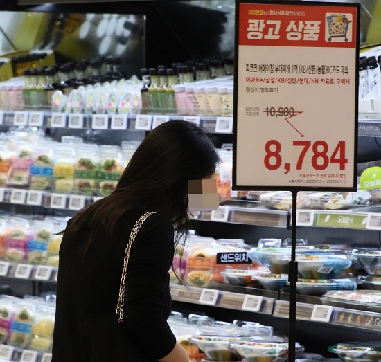 지원금 이미지 돈이 흐르는 모습