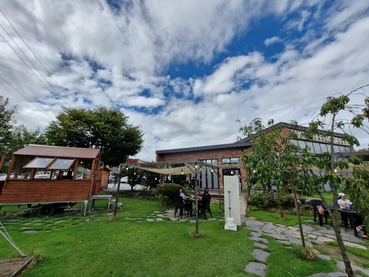 야외에서-카페건물을-바라본-전경