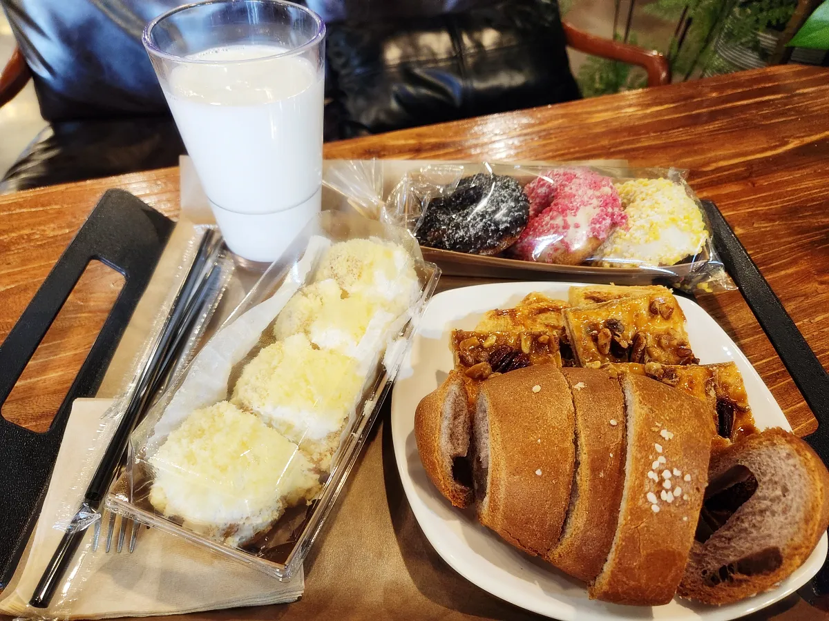 쟁반-위-빵과-우유