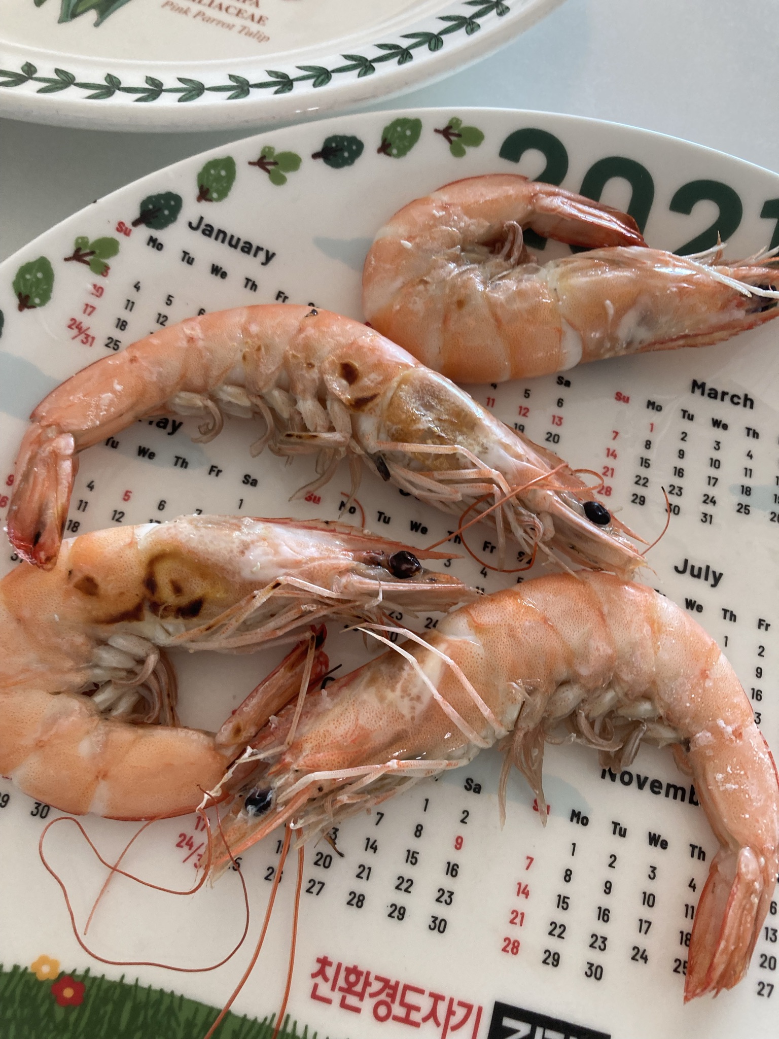완전히 구워져 완성된 대하소금구이