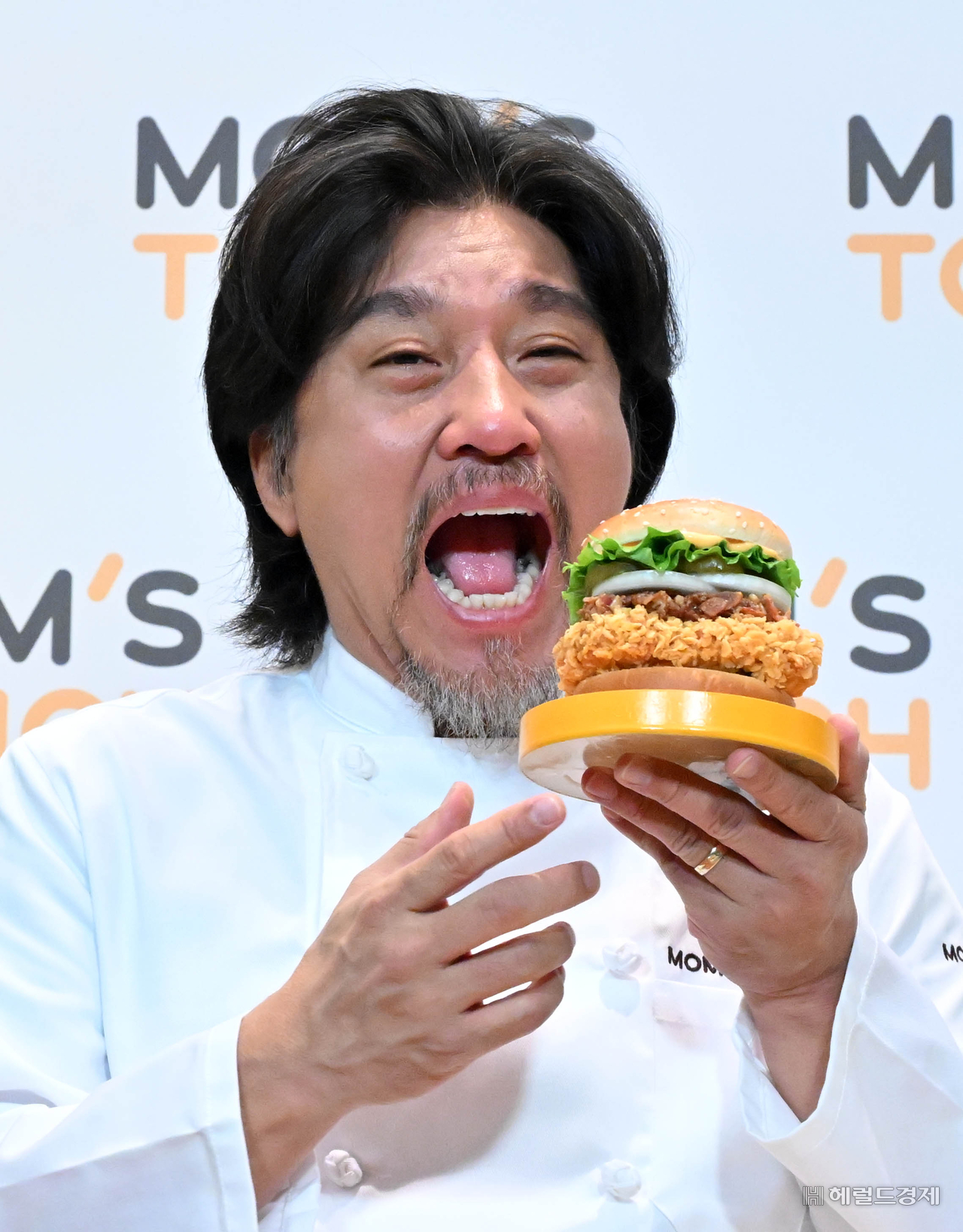 맘스터치 메뉴 치킨 싸이버거 에드워드 리 컬렉션 미국 정통의 맛 흑백요리사 콜라보 신메뉴 사전 예약 일ㅈㅇ 출시 혜택 정리 롯데리아 나폴리맛피아 버거