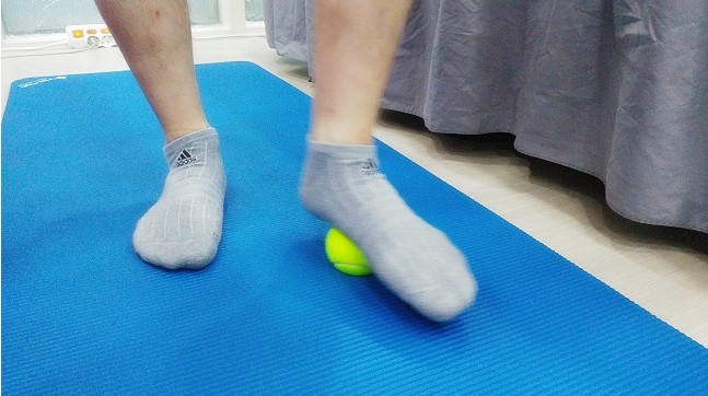 발바닥으로 공을 굴려서 치료하는 방법