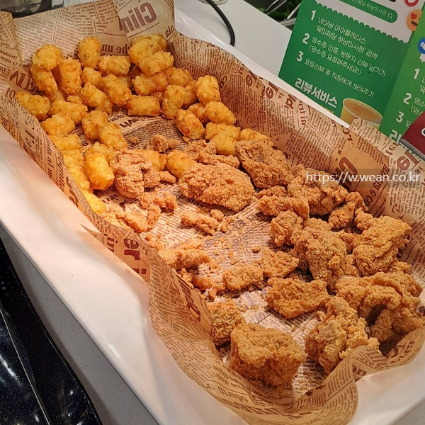 치킨이 진열되어 있어요.