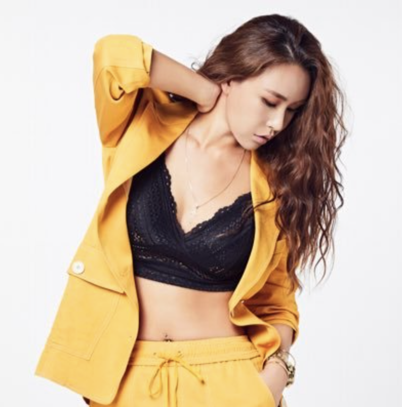 배윤정 화보 볼륨감 몸매