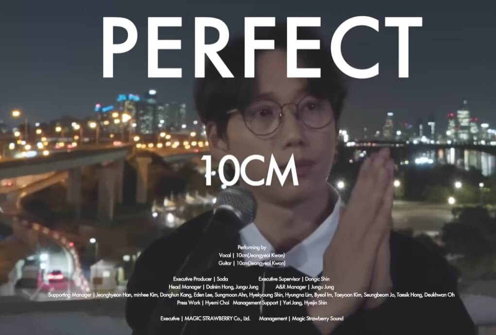 10cm-perfect의-어쿠스틱-라이브-영상으로-권정열이-영상-녹화-시작을-알리는듯-박수를-치고-있는-사진