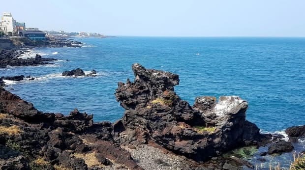 제주 용두암과 푸른 바다