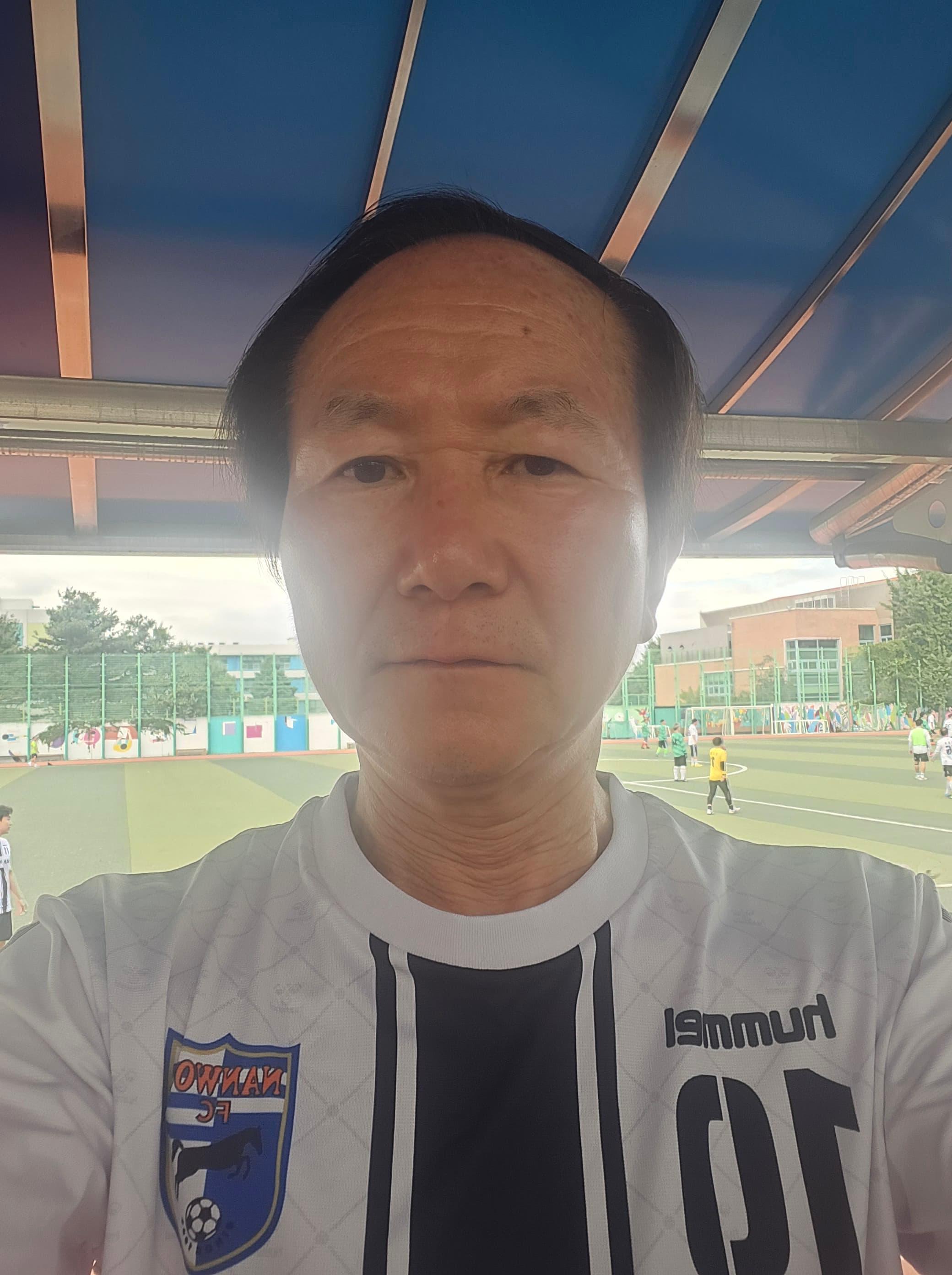 저에게 축구는 이제 단순한 운동이 아니라 한 주 동안 쌓인 스트레스와 움츠러든 마음을 털어내는 시간