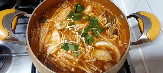 썰어 둔 야채 넣기