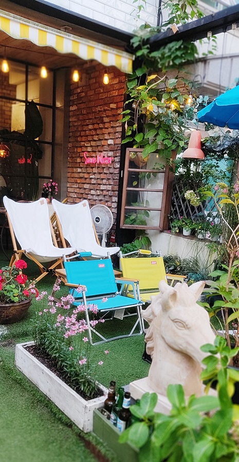 캠핑의자로 캠핑온 느낌을 만든곳