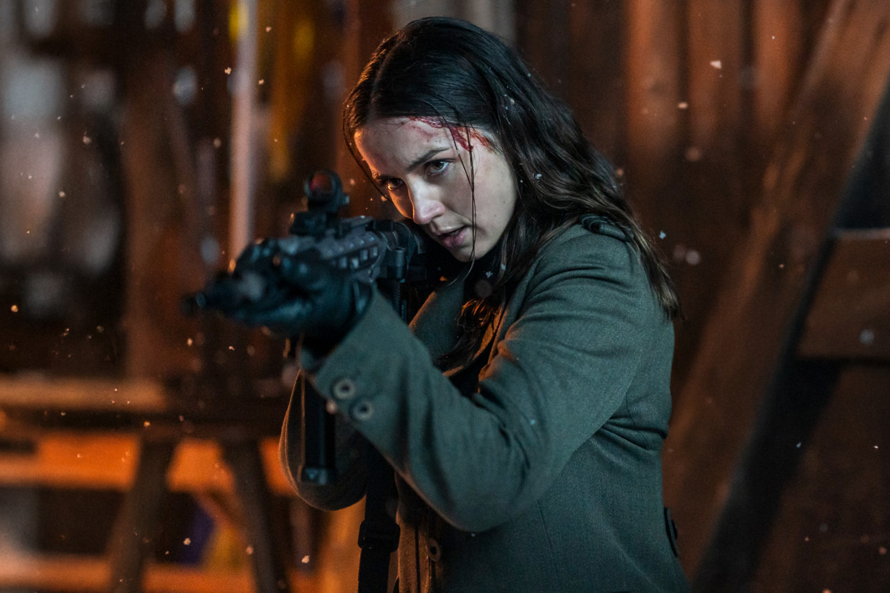 아르마스 배우님이 총을 들고 있는 모습