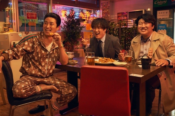 인교진,이중옥,황재열이앉아술을마시고있다.