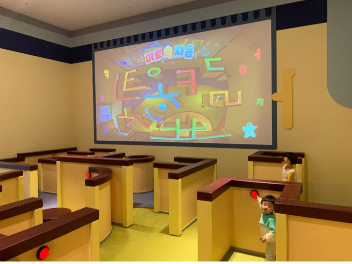 국립한글박물관 한글놀이터 2부 '친구야! 한글놀이터에서 놀래?' 중 '미로 속 자음'