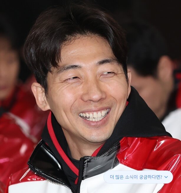 김용의가-웃고-있는-사진입니다.