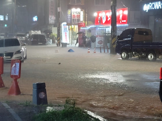 Heavy rainfall of 140 millimeters per hour is falling in Muan-gun, Jeollanam-do, flooding the town.