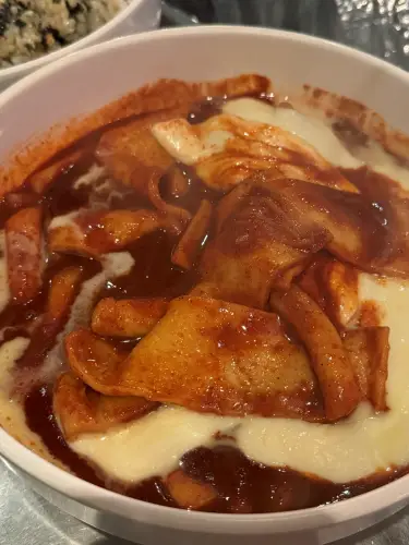 Tteokbokki (spicy rice cakes)