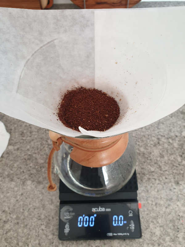 원두를 담고 평탄화 한 뒤 저울 0점을 재세팅한다.