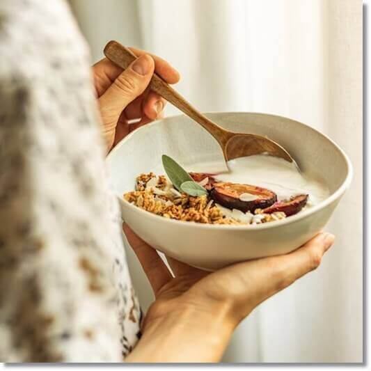 장염 예방에 도움이 되는 유산균을 먹는 여성