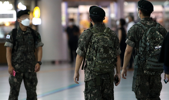 서울 용산구 서울역에서 군인들이 발걸음을 옮기고 있다. 본 기사와 무관한 이미지. [사진=뉴시스]