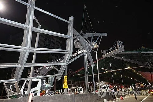 서울 노원구 동부간선도로 수락고가에서 방음벽 제거 공사 중 철제 구조물이 붕괴되어 작업자 2명이 경상을 입은 사고 현장. 사고 당시 현장에서는 대형 크레인과 철제 구조물들이 엉켜 있는 모습을 볼 수 있으며, 사고 수습을 위해 교통이 통제되고 있다