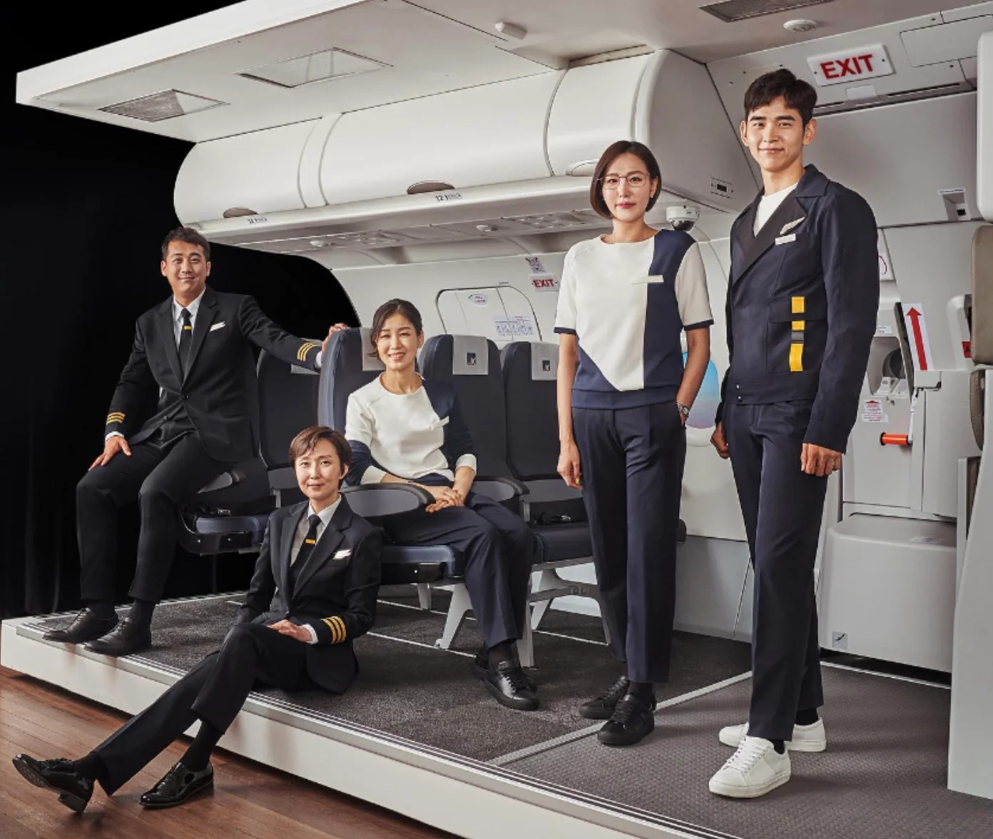 젠더리스 유니폼을 입고 있는 에어로케이 승무원