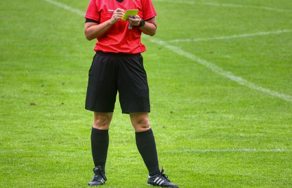 주심도 스타다 – 유명한 축구 심판들의 명판정 vs 오심 논란