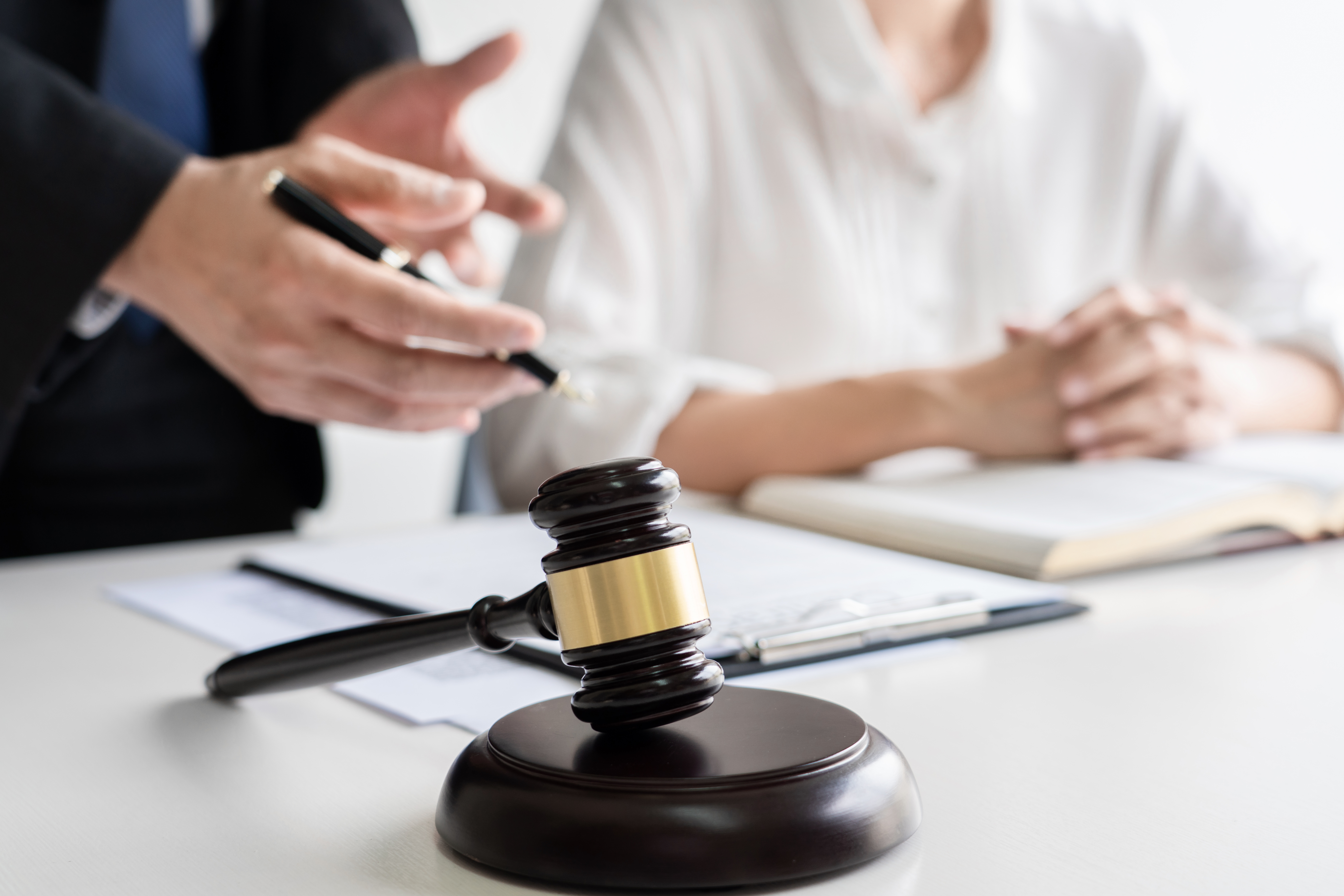 상간자소송 상담을 받는 장면으로 법적 조력과 상담 분위기를 보여주는 이미지